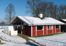 Sommerhuset er velegenet til udlejning hele ret rundt. Se vinterbilleder af sommerhuset samt ferieomrdet her !