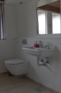 Das Badezimmer hat sowohl eine Dusche wie auch eine große und schöne Badewanne. Ausserdem bequem und schöne Fußbodenheizung !
