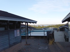 Fra ferieboligen er der kun ca. 150 meter til Centerbygningen og fllesomrdet hvor bl.a. swimmingpool, aktivitetsrum med spillemaskiner og legeplads findes !