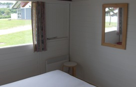 Schlafzimmer mit Doppelbett, ausreichend Schrankraum, Holzboden und E-Heizung. Ausserdem Meerblick des Fensters aus !