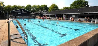 P en varm sommerdag er det sknt at hoppe i swimmingpoolen der mler 25 x 10 meter. Som lejer har man naturligvis fri adgang til alle facilliteterne i fllesomrdet ssom blandt andet swimmingpool, brnebassin og liggestole !