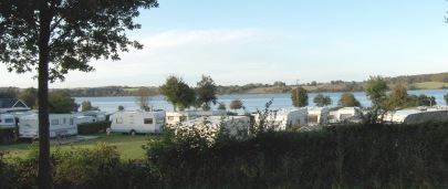 Flot panoramablik over Sandskr Campinplads og Genner Bugt fra bde stuen, kkken og bne terrasse - se billeder her !