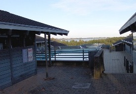 Fra ferieboligen er der kun ca. 100 meter til Centerbygningen og fllesomrdet hvor bl.a. swimmingpool, aktivitetsrum/spillehal og legeplads findes !